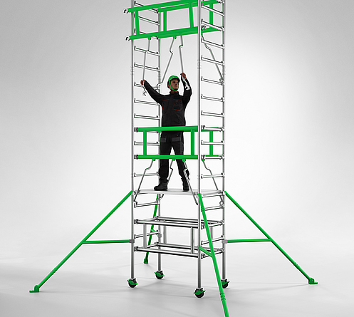 Eine Person steht auf einem mobilen Ein-Personen-Gerüst.