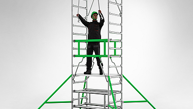 Eine Person steht auf einem mobilen Ein-Personen-Gerüst.