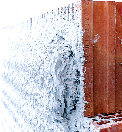 Aus einer Tonne Trockenmörtel entstehen 7.500 Liter spritzbare „ecosphere“-Dämmung