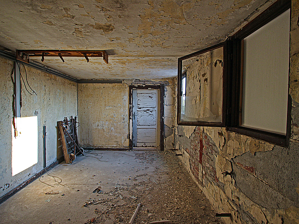 Blick in einen renovierungsbedürftigen Raum.