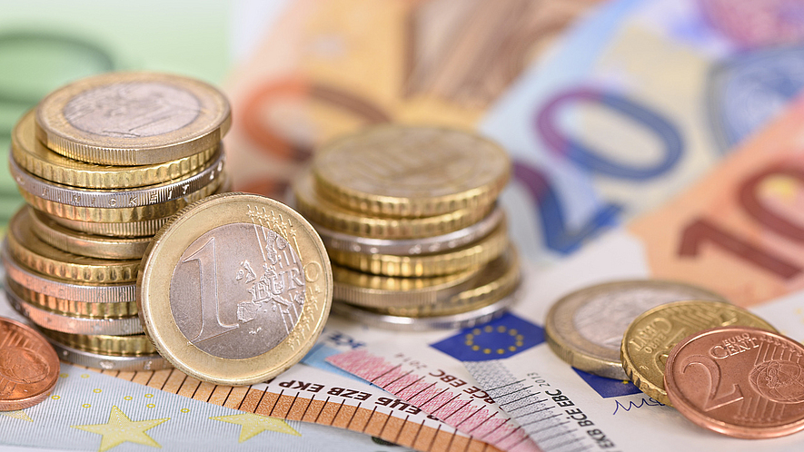 Bargeld, verschiedenen Euro Münzen und Scheine