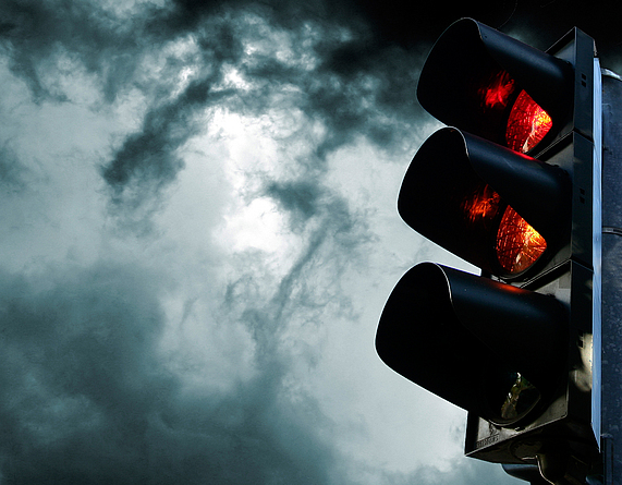 Eine Ampel wechselt von orange auf rot.