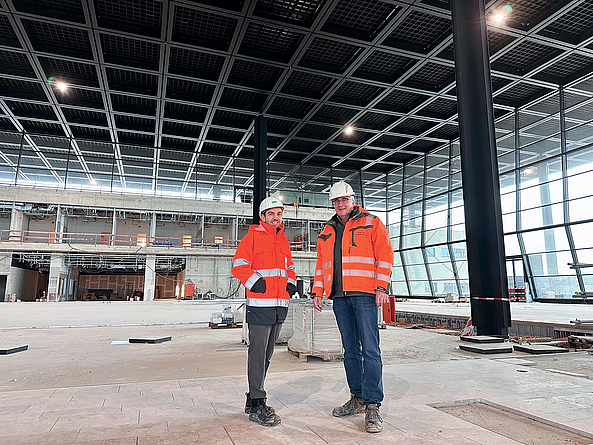 Arbeitschutzfachleute im Rohbau der Abfertgungshalle des Terminals 3, Flughafen Frankfurt.