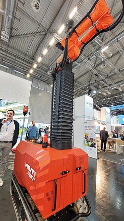 Bohrroboter mit Mast und Bohrvorrichtung an der Spitze in einer Messehalle auf der digitalBAU 2026. 