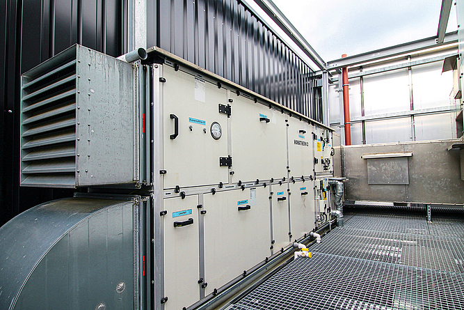 Große Technik-Anlage mit Lüftung und vielen integrierten Schränken.