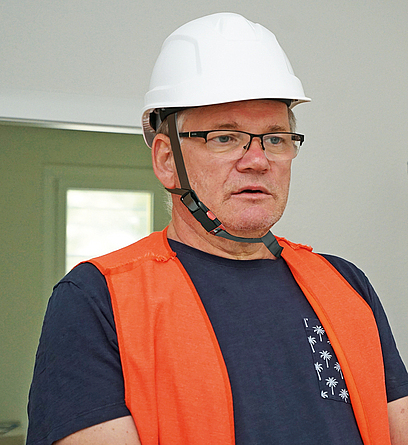 Bauleiter Frank Jackenkroll mit Helm und Warnweste