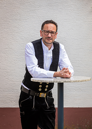 Porträtfoto André Büschkes in Zimmermannskleidung 