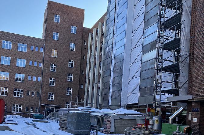 Mit Planen abgedeckte Lisenen an einem Industriebau.