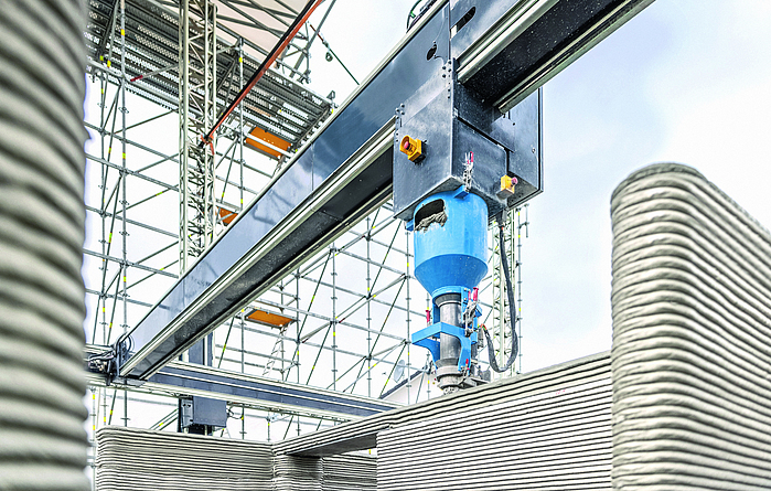 3-D-Drucker des Typs BOD2 des dänischen Herstellers COBOD beim Drucken von Beton