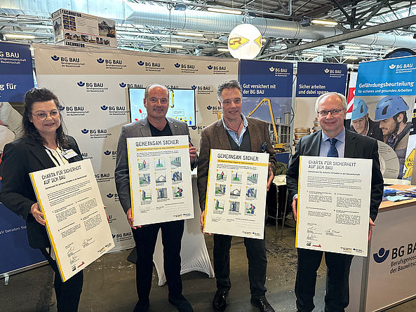 v. l. n. r.: Peggy Ruchatz (Branchenkoordinatorin in der Hauptabteilung Prävention der BG BAU), Johannes Schlenter (Vorstandsvorsitzender des Deutschen Abbruchverbandes), Bernd Pagel (Mitarbeiter im Referat Tiefbau der Hauptabteilung Prävention der BG BAU) und Andreas Pocha (Geschäftsführer des Deutschen Abbruchverbandes) präsentieren die unterzeichnete „Charta für Sicherheit auf dem Bau“ sowie das Bekenntnis „Gemeinsam sicher“.
