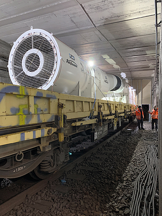 CFT-Trockenentstaubungsanlage mit Axialventilator zur Reinigung staubhaltiger Abwetter aus dem Baufeld Auf einem gelben Güterzeug werden hintereinander zwei Ventilatoren transportiert.