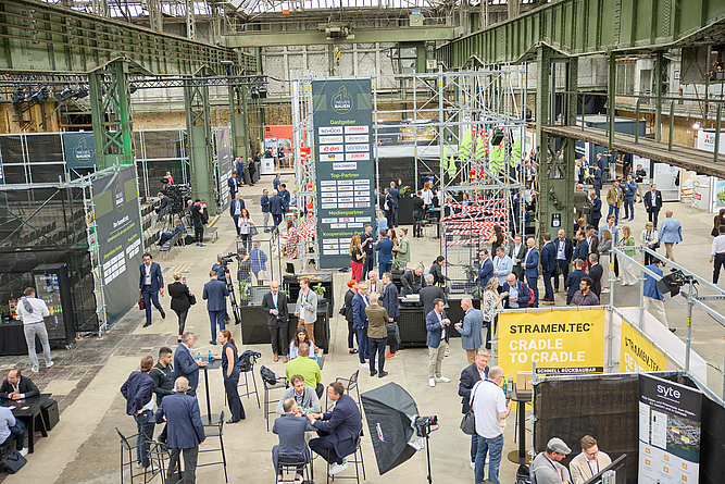 Ausstellungsbereich auf dem Summit "Neues Bauen" in der MaHalla Berlin Blick auf den Ausstellungsbereich in einer alten Industriehalle