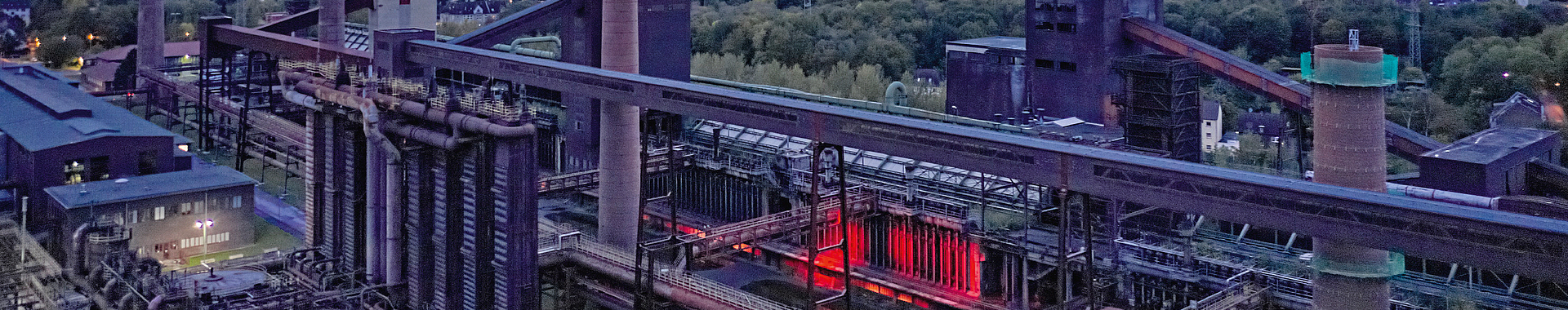 Mit seinen imposanten Schornsteinen ist das UNESCO-Welterbe Zollverein Wahrzeichen der Stadt Essen.