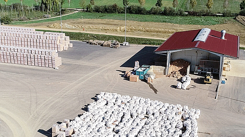 Ziegelherstellung aus altem, wiederverwendeten Material: Luftaufnahme von Herstellungsanlage mit Recylingmaterial auf dem Hof In der neuen Recyclinganlage in Puttenhausen (Niederbayern) werden Ziegelbruch und Dämmstoffe getrennt und anschließend wiederverwertet.