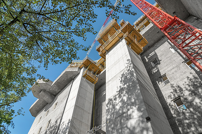 Abbildung einer Seitenwand des Hamburger Bunkers mit der Selbstkletterschalung SKE50 plus 