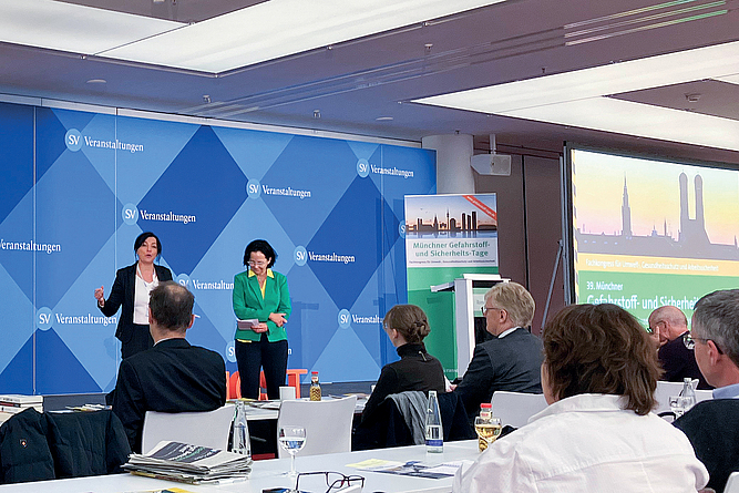 Die beiden Moderatorinnen der Münchner Gefahrstoff- und Sicherheitstage auf der Bühne.