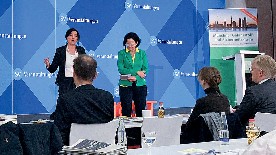 Die beiden Moderatorinnen der Münchner Gefahrstoff- und Sicherheitstage auf der Bühne.