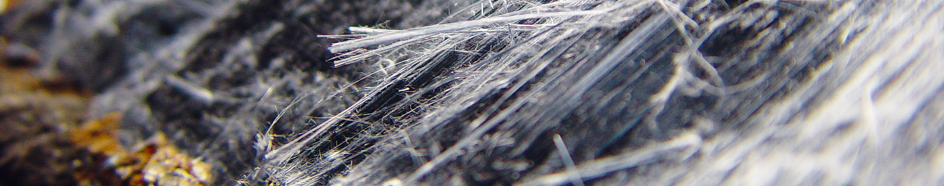 Beispiel für asbestförmiges Riebeckiterz, auch bekannt als Crocidolite (oder "blaues Asbest"), eine von sechs Mineralarten, die derzeit als Asbest reguliert werden.