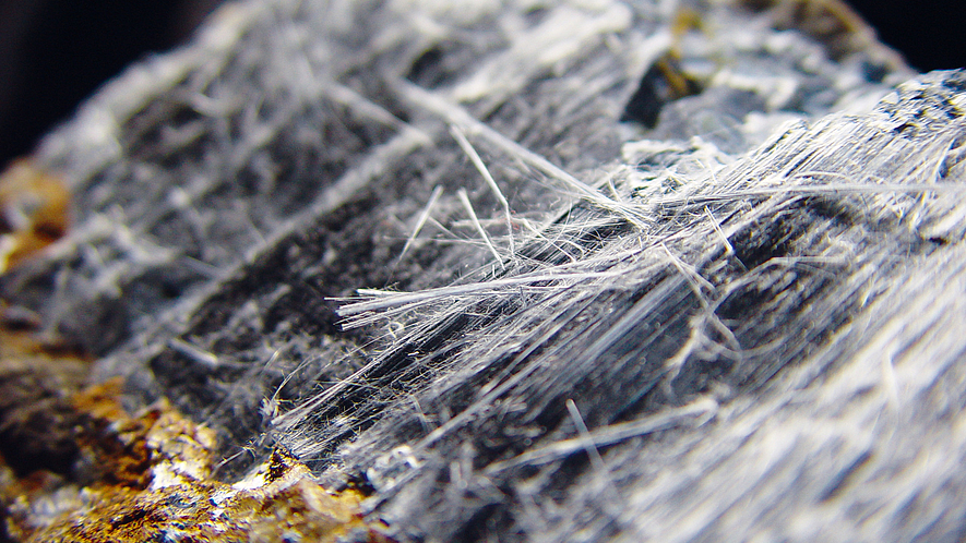 Beispiel für asbestförmiges Riebeckiterz, auch bekannt als Crocidolite (oder "blaues Asbest"), eine von sechs Mineralarten, die derzeit als Asbest reguliert werden.
