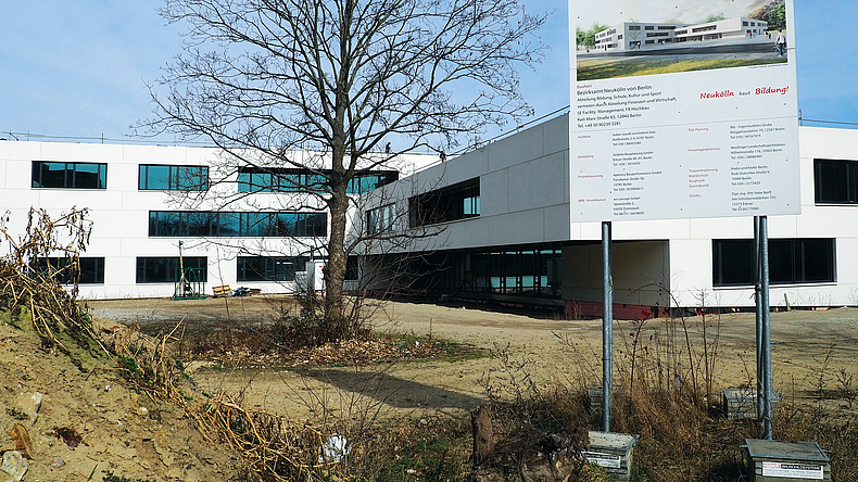 Markante Fensterausschnitte sowie Gebäude-Ein- und Unterschnitte charakterisieren den Neubau.