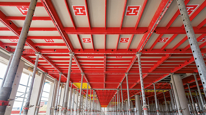 Blick auf die durch Stangen gestützte Schalung einer Decke