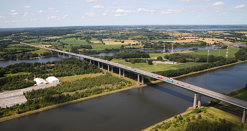 Über die bestehende Rader Hochbrücke überbrückt die Autobahn A7 von Süden nach Norden den den Nord-Ostsee-Kanal, die Rader Halbinsel und den Borgstedter See. Baustelle der Rader Hochbrücke (A7) über den Nord-Ostseekanal.