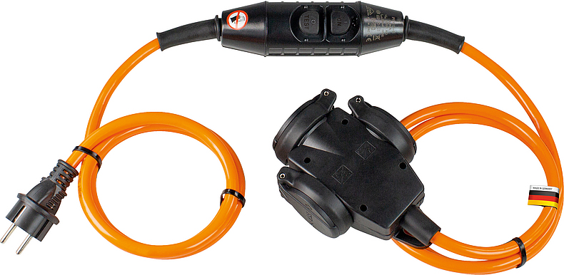 Oranges Kabel mit Steckdosenstecker und Stecker zum Anschluss an ein elektrisches Gerät.