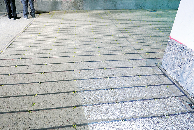 Schadstelle im Parkhausboden und bandförmige Titananoden