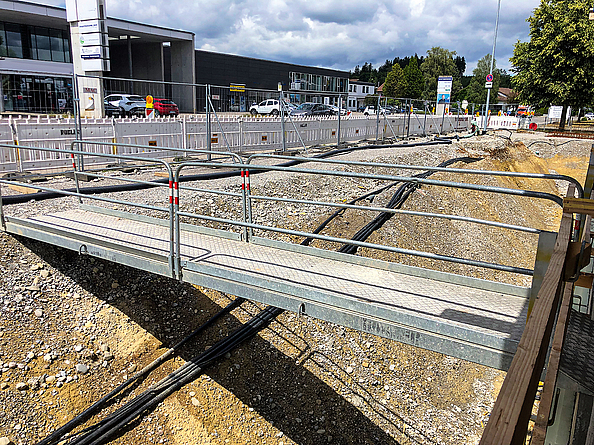 Bausteg Baustelle Polizeigebäude Kaufbeuren Metallsteg, der über einen Graben zu einer Baustelle führt.