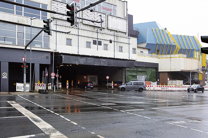 Eingang des sanierungsbedürftigen doppelröhrigen Rathaustunnels in Lüdenscheid. Die rechte Tunnelröhre ist abgesperrt.