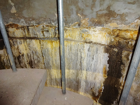 Undichtigkeit im Bereich der inneren Wasserkammer zum Treppenaufgang