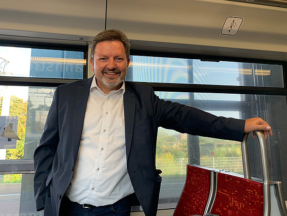 Porträt von Erhard Krüger in einer Straßenbahn.