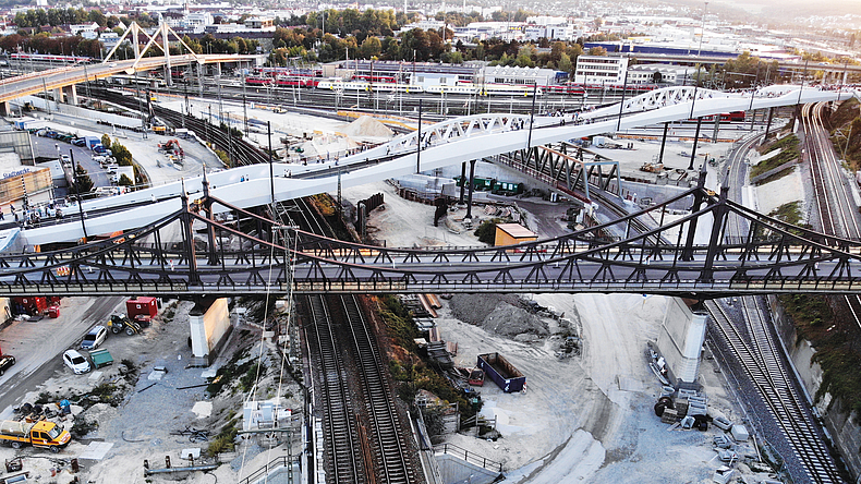 Drei Brücken führen über mehrere Bahngleise.