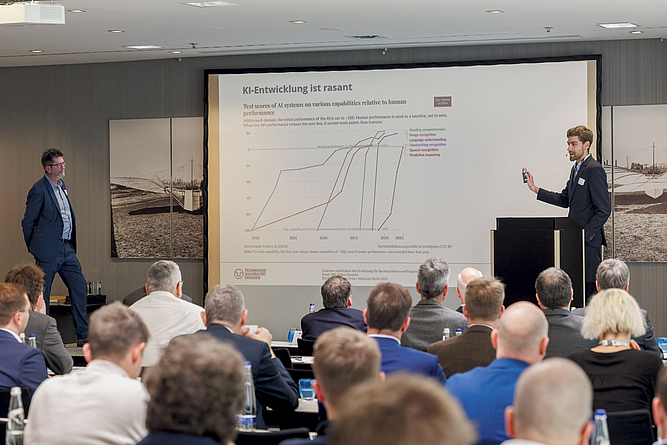 Prof. Dr.-Ing. Frank Will (rechts) von der TU Dresden und Dr.-Ing. Volker Waurich von der Construction Future Lab gGmbH halten einen Vortrag.