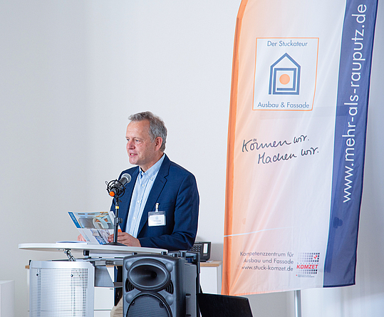 Achim Sieker spricht am Rednerpult.