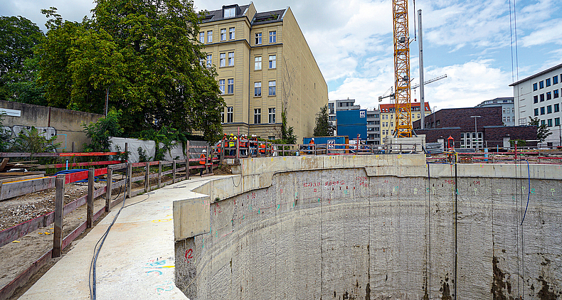 Beim Ortstermin zeigt sich den teilnehmenden Ingenieuren und Studierenden die Dimension des Regenüberlaufsbeckens. Baustelle eines Regenüberlaufbeckens in Berlin