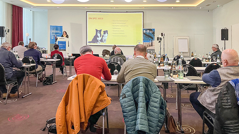 Vortragssituation mit Präsentation von Petra Acker