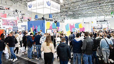 BG BAU-Messestand auf der FAF (Farbe, Ausbau und Fassade) mit vielen Besuchern.