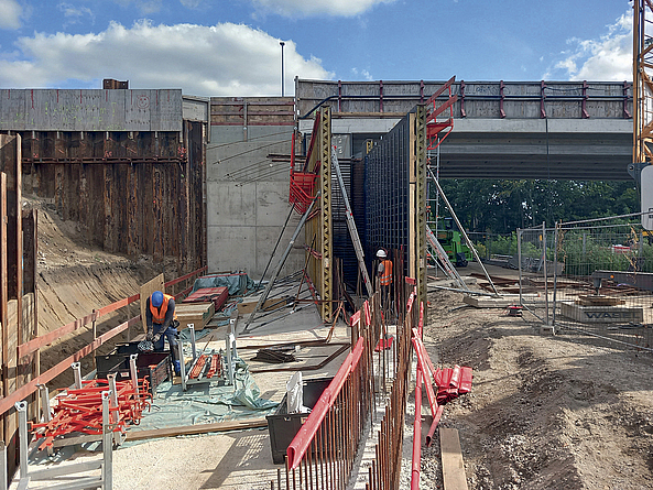 Schalungsarbeiten am Widerlager der neuen Brücke Brückenbau am Blumberger Damm in Berlin.