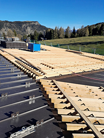 Ein zügiger Aufbau des Dachs wird unter anderem durch präzise Vorproduktion gewährleistet. Ansicht der Dachkonstruktion.