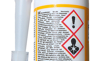 Dose mit Schulungshinweis Rückseite einer Dose mit Infos und Verwendungshinweisen, bei der der Satz "Ab dem 24. August 2023 muss vor der industriellen oder gewerblichen Verwendung eine angemessene Schulung erfolgen" mit einem blauen Rahmen hervorgehoben ist.