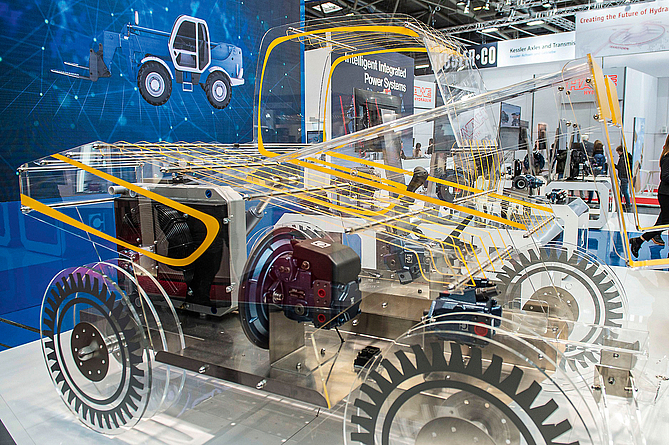 Moderne Antriebstechnik spielt auf dem Weg zu Null-Emission eine bedeutende Rolle. Gläsernes Baufahrzeug als Exponat an einem Messestand.