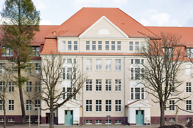 Blick auf die sanierte Vorderfront mit heller Fassade und neuen Fenstern.