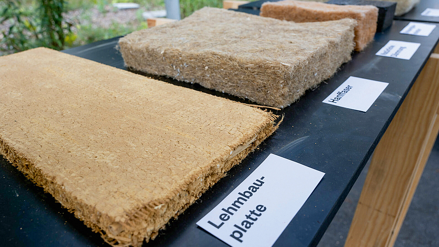 Diverse Platten aus verschiedenen Materialien in einer Reihe.