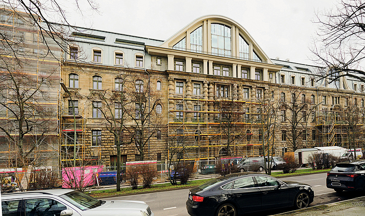 Fassade des denkmalgeschützten Gründerzeitgebäudes Victoriahöfe während der Sanierung. Vor dem Gebäude steht ein Gerüst.