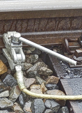 Erdungsvorrichtung an einer Bahnschiene.