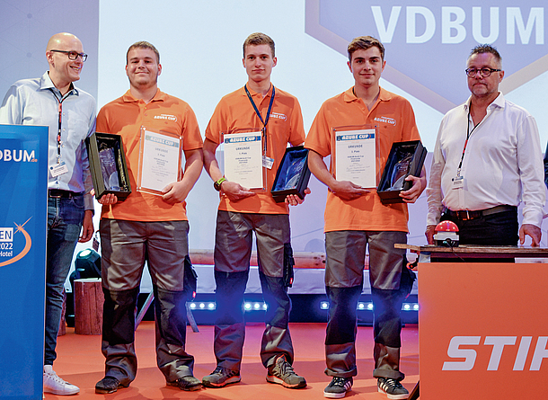 VDBUM Azubi-Cup-Sieger 2021/22: 1. Platz, Ben Strauch, Straßen- und Tiefbau GmbH See; 2. Platz, Marc Philipp Zurborn, Oevermann Verkehrswegebau GmbH (li.); 3. Platz, Andrin Schaper, Zeppelin Baumaschinen GmbH (re.).