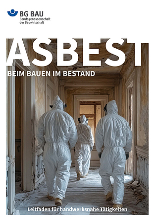 Titelbild des Leifadens „Asbest“ der BG BAU: Drei Personen in Schutzanzügen laufen durch ein Gebäude, in dem Asbest verbaut wurde.