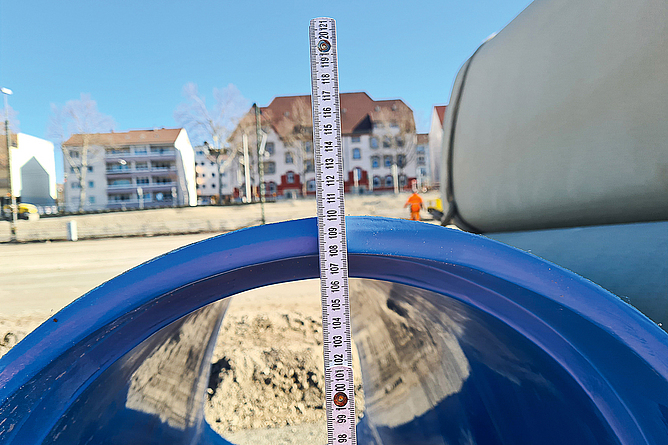 Trotz der geringen Wandstärke von nur 28 mm verfügen die Rohre über eine hohe Stabilität und sind geeignet, den Altkanal statisch zu ertüchtigen. Oberer Teil eines Rohres, an dem ein Gliedermaßstab angelegt ist.