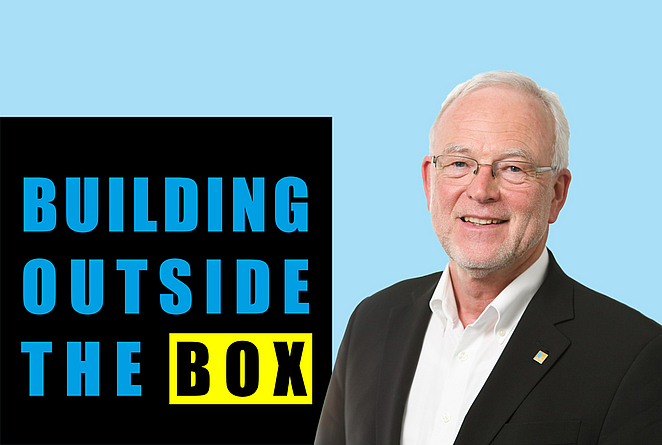 Prof. Dr. Norbert Gebbeken, Präsident der Bayerischen Ingenieurkammer-Bau. Prof. Dr. Norbert Gebbeken, Präsident der Bayerischen Ingenieurkammer-Bau und "Building outside the Box"-Logo.